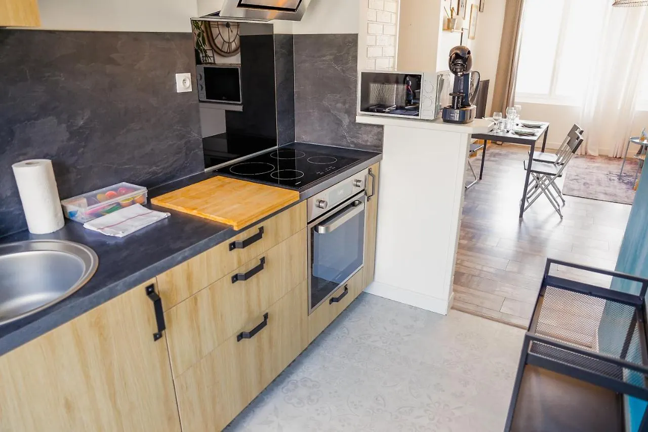 Kailhenn: Joli T3 Cosy, Bien Equipe, Proche Tram Apartment Brest 0*,  France